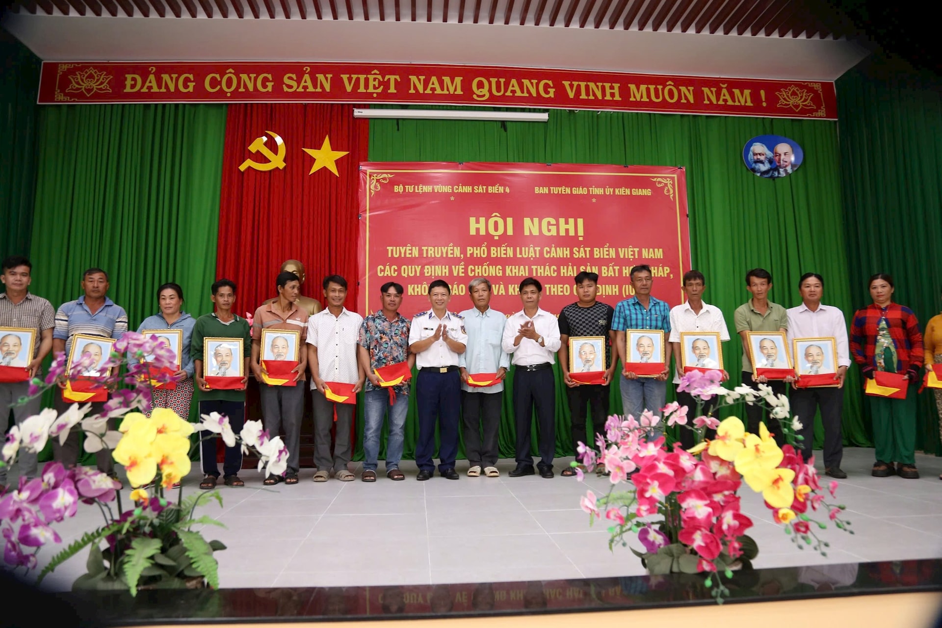 tang-anh-bac-ho-co-to-quoc-va-to-roi-tuyen-truyen-chong-khai-thac-iuu-cho-ba-con-ngu-dan-tai-hoi-nghi-o-phu-quoc.jpg