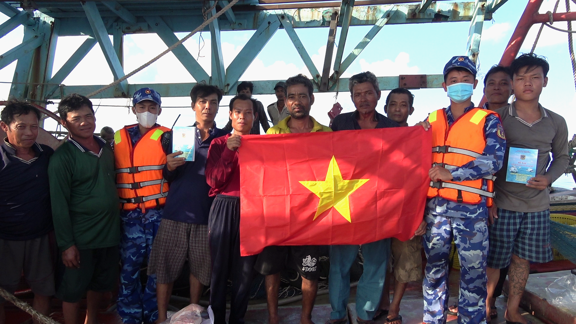 tuyen-truyen-cac-quy-dinh-chong-khai-thac-iuu-cho-cac-tau-ca-tren-bien.png