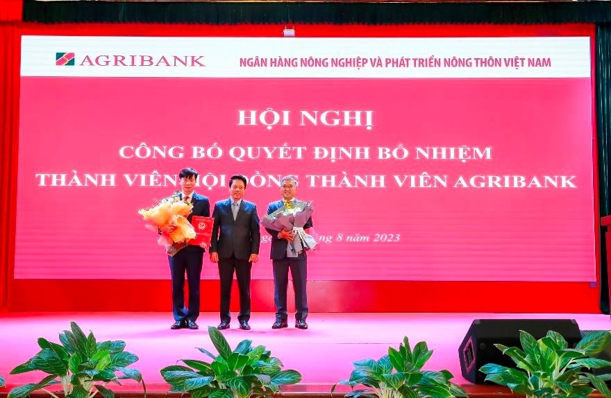 dc-pham-tien-dung-pho-thong-doc-nhnn-trao-quyet-dinh-va-tang-hoa-dc-pham-duc-tuan-ben-trai-va-dc-phan-dinh-dien-ben-phai-.jpg