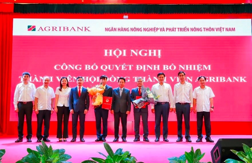 hoi-dong-thanh-vien-agribank-chup-anh-luu-niem-cung-02-dong-chi-duoc-bo-nhiem.jpg