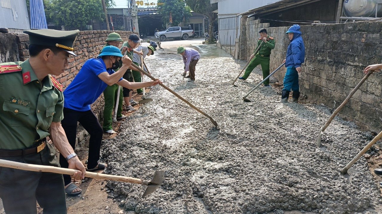 doan-vien-cong-an-huyen-lam-duong-cho-nguoi-dan-xa-tam-hop(1).jpg