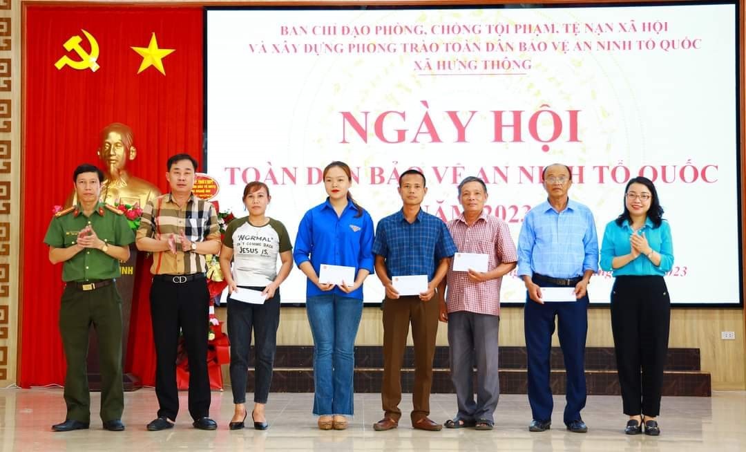 ban-chi-dao-phong-chong-toi-pham-xa-hoi-va-xay-dung-phong-trao-toan-dan-tham-gia-bao-ve-an-ninh-to-quoc-tang-qua-khen.jpg