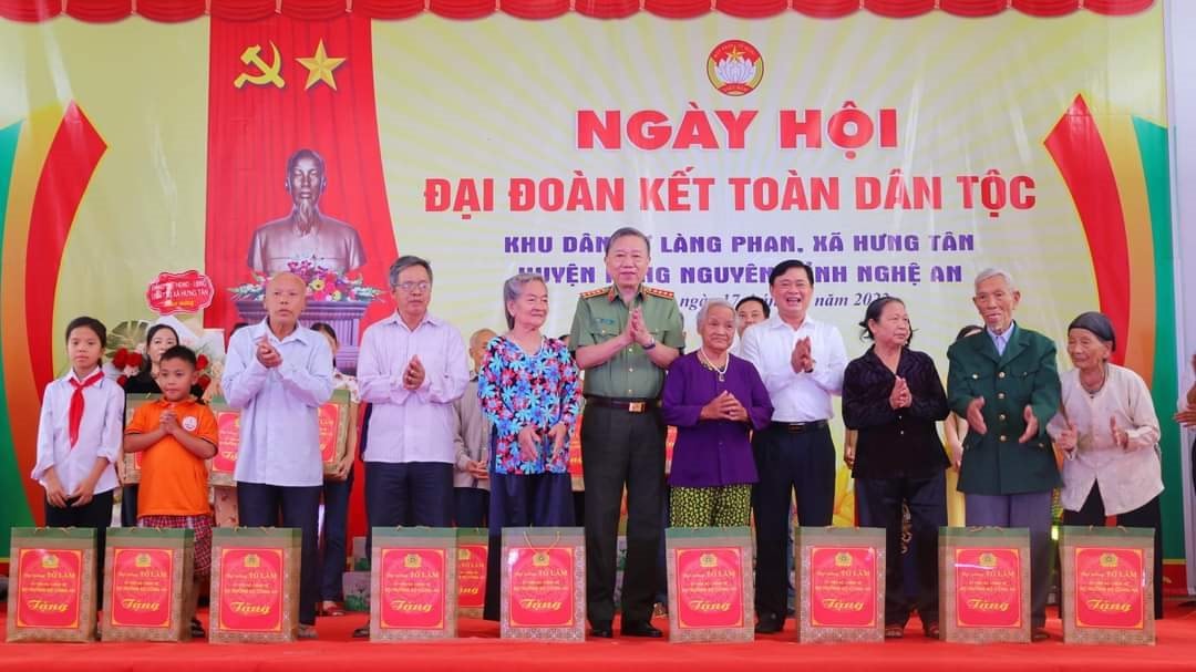 dai-tuong-to-lam-bo-truong-bo-cong-an-tang-qua-cho-cac-ho-ngheo-xa-hung-tan-hung-nguyen-nam-2022(1).jpg