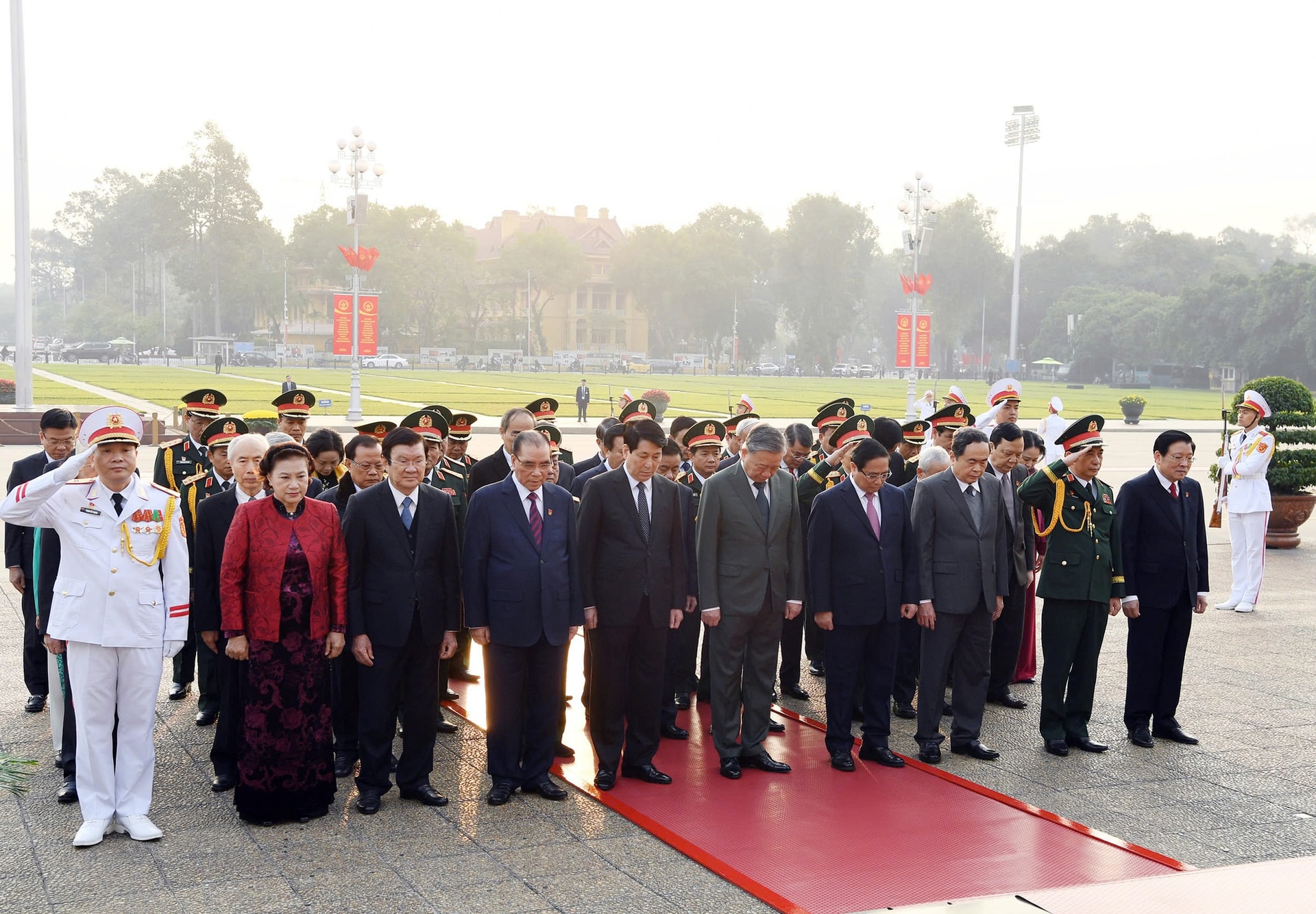 Lãnh đạo Đảng và Nhà nước viếng Chủ tịch Hồ Chí Minh nhân kỷ niệm 80 năm QĐND Việt Nam- Ảnh 1.