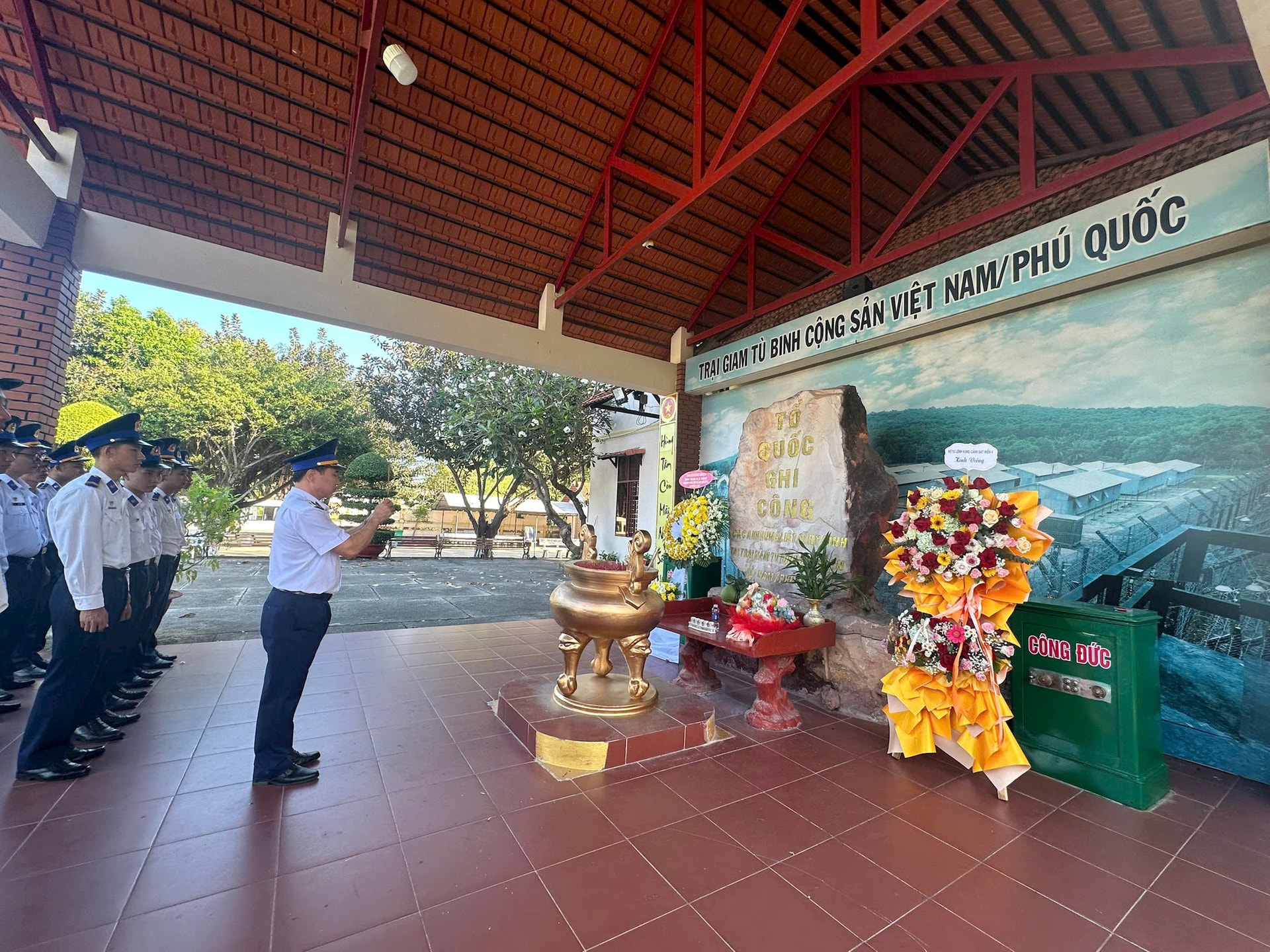 can-bo-chien-si-btl-vung-canh-sat-bien-4-dang-huong-tai-tram-giam-tu-binh-cong-san-viet-nam-o-phu-quoc.jpg