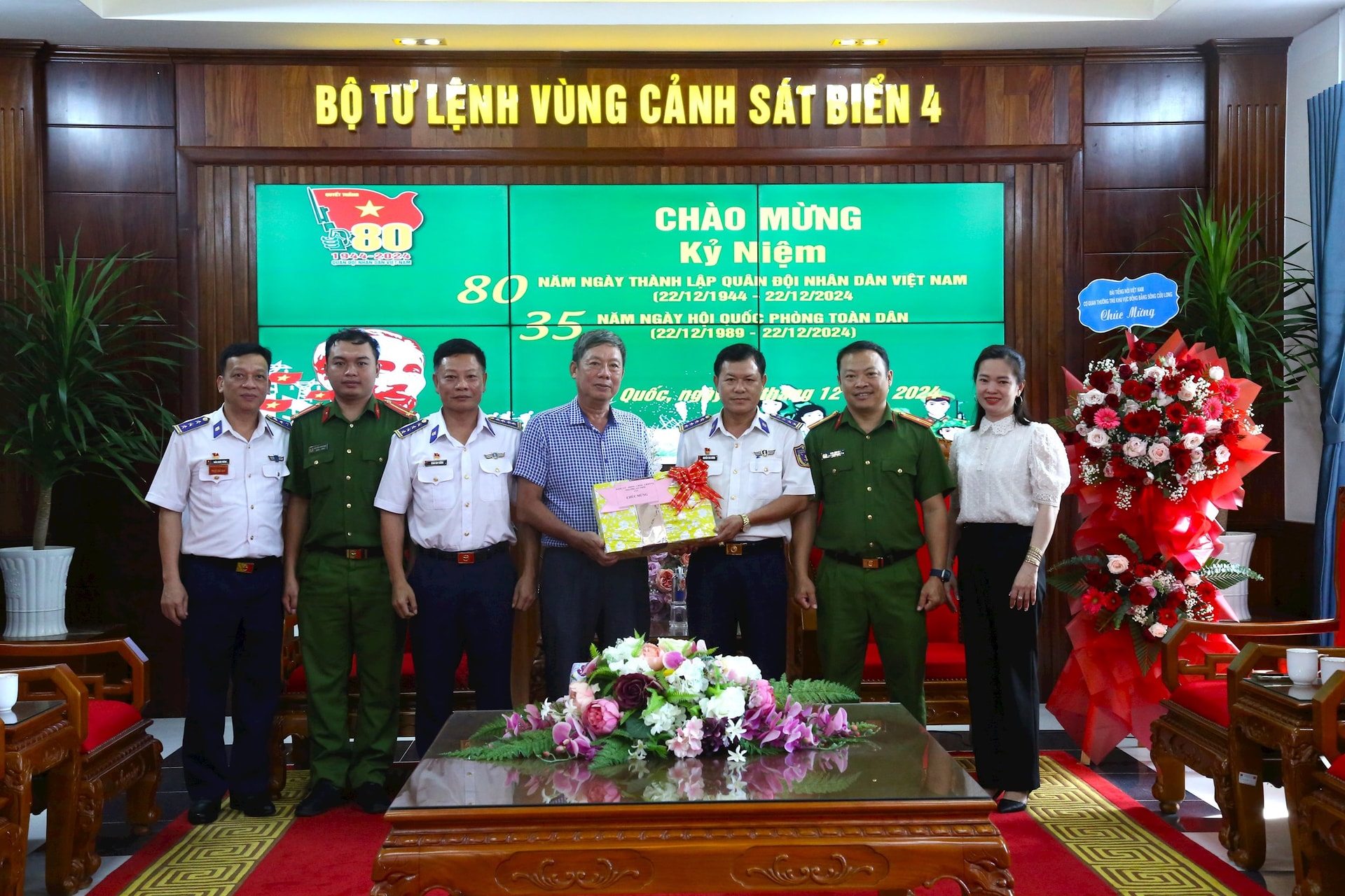 dai-dien-dang-uy-hdnd-ubnd-ubmttq-phuong-an-thoi-tham-chuc-mung-btl-vung-canh-sat-bien-4.jpg