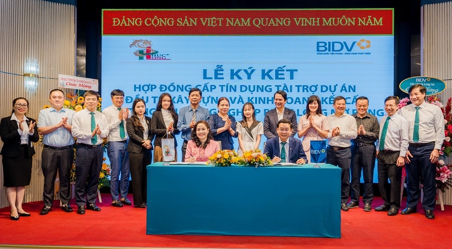 Ông Võ Minh Dũng - Giám đốc BIDV Long An và bà Ninh Thị Bích Thùy - Chủ tịch HĐTV Công ty Phúc Long, đại diện hai đơn vị ký kết hợp đồng tín dụng