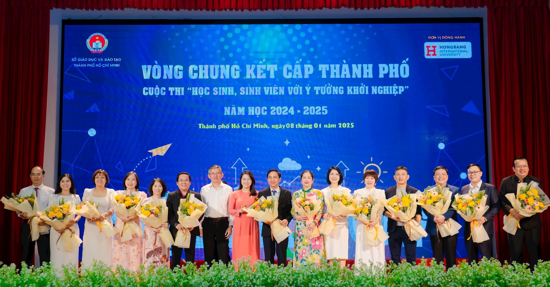 ban-giam-khao-cuoc-thi-la-cac-giang-vien-chuyen-gia-doanh-nhan-den-tu-so-gd-dt-cac-truong-dai-hoc-va-doanh-nghiep(1).jpg