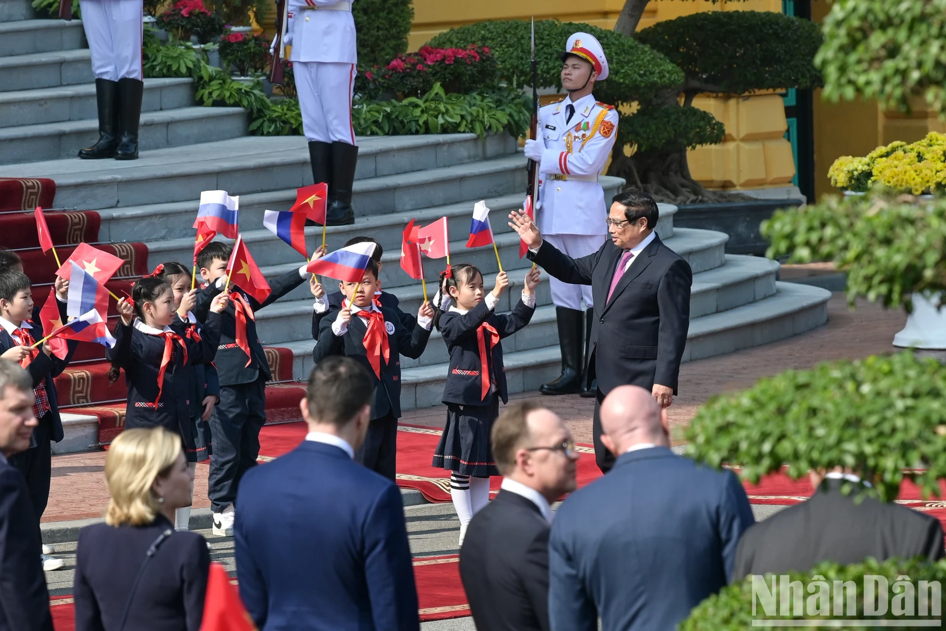 [Ảnh] Thủ tướng Phạm Minh Chính chủ trì Lễ đón Thủ tướng Chính phủ Liên bang Nga Mikhail Vladimirovich Mishustin ảnh 1