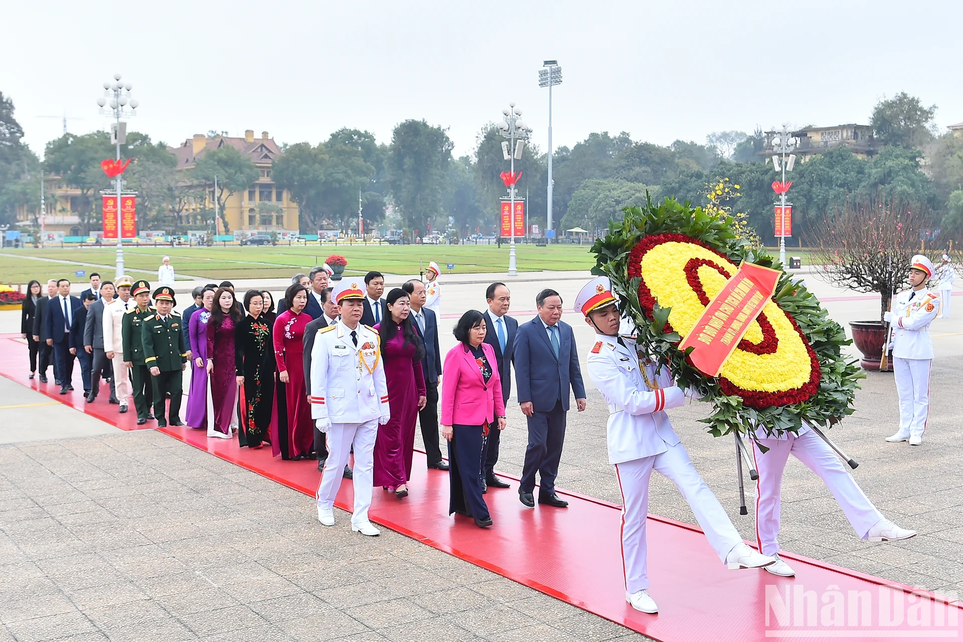 [Ảnh] Các đồng chí lãnh đạo, nguyên lãnh đạo Đảng, Nhà nước vào Lăng viếng Chủ tịch Hồ Chí Minh ảnh 10