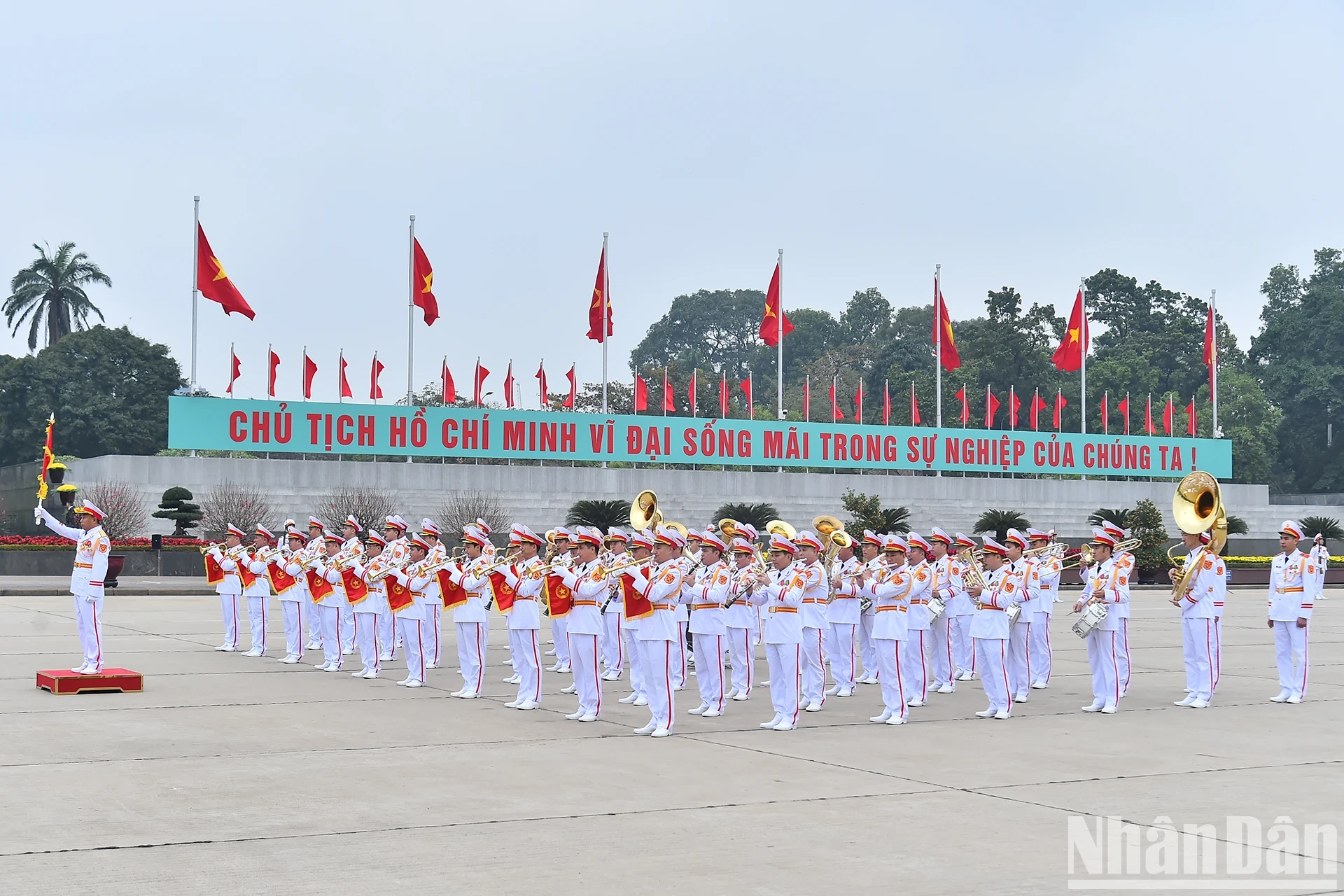 [Ảnh] Các đồng chí lãnh đạo, nguyên lãnh đạo Đảng, Nhà nước vào Lăng viếng Chủ tịch Hồ Chí Minh ảnh 12