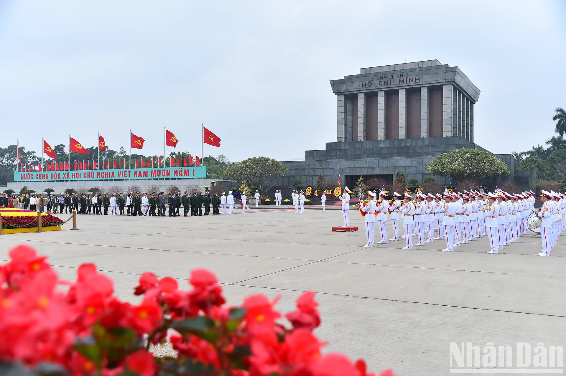 [Ảnh] Các đồng chí lãnh đạo, nguyên lãnh đạo Đảng, Nhà nước vào Lăng viếng Chủ tịch Hồ Chí Minh ảnh 13