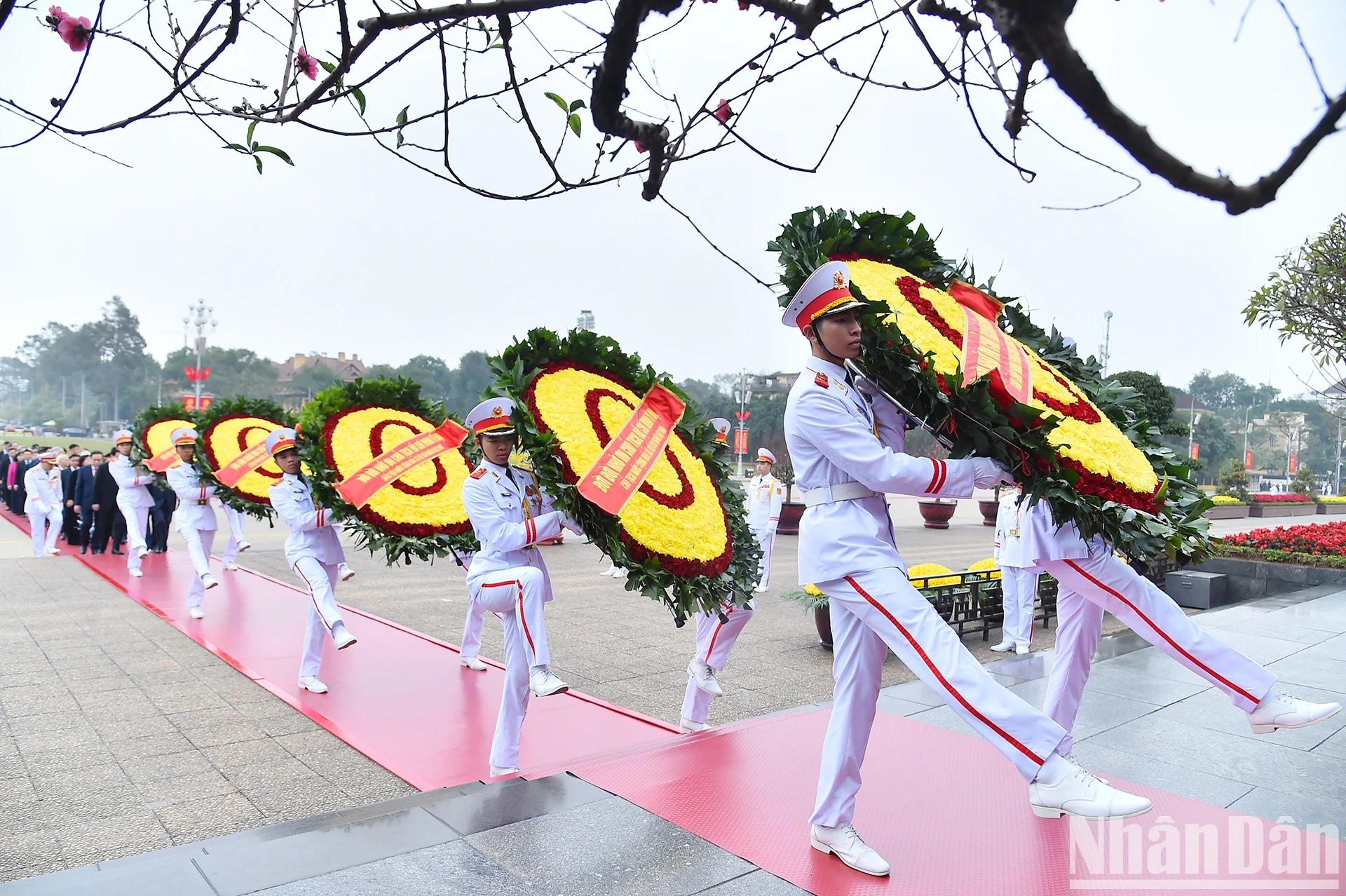 [Ảnh] Các đồng chí lãnh đạo, nguyên lãnh đạo Đảng, Nhà nước vào Lăng viếng Chủ tịch Hồ Chí Minh ảnh 2