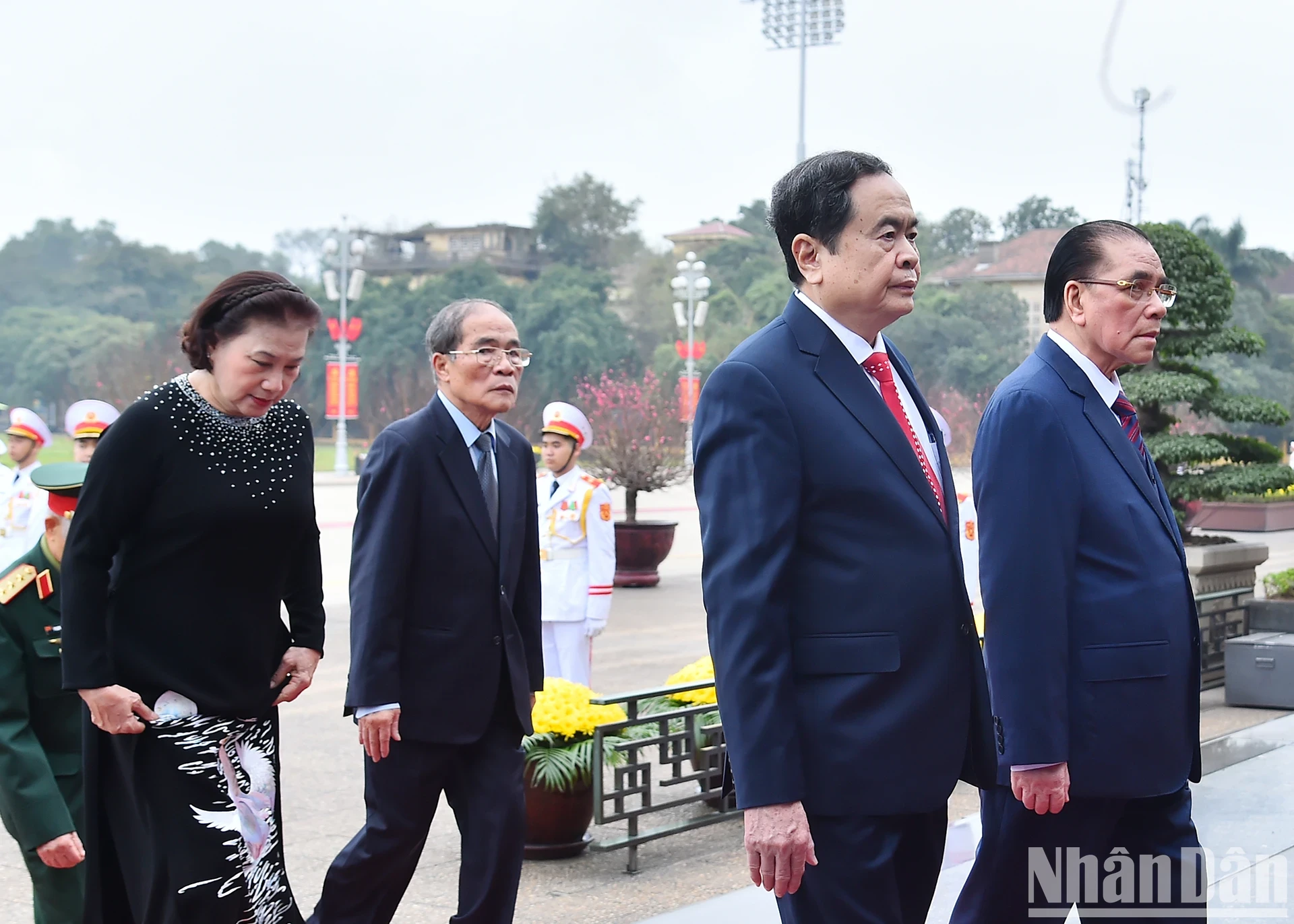 [Ảnh] Các đồng chí lãnh đạo, nguyên lãnh đạo Đảng, Nhà nước vào Lăng viếng Chủ tịch Hồ Chí Minh ảnh 5