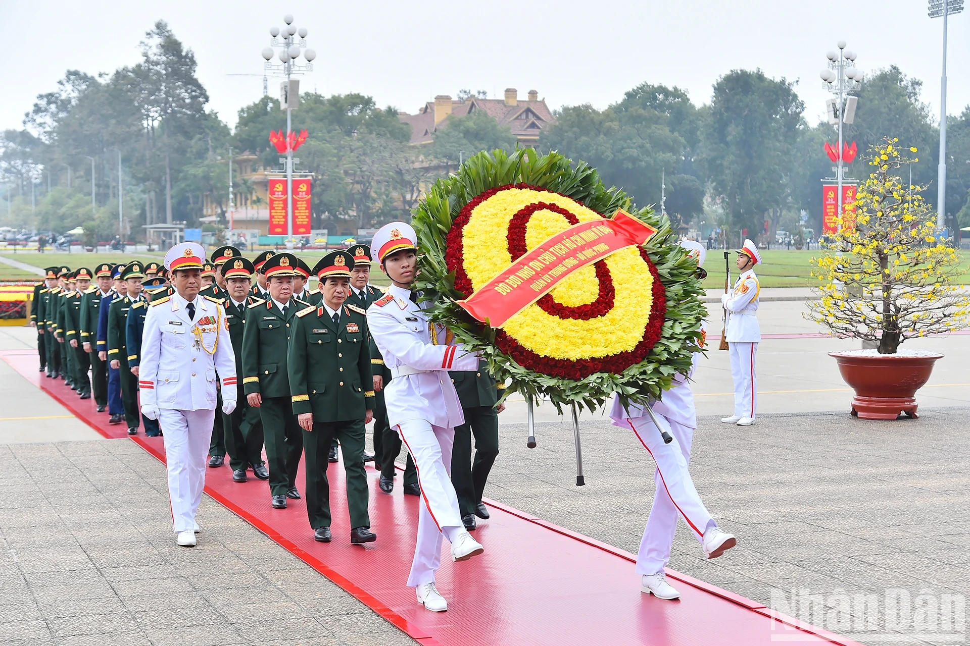 [Ảnh] Các đồng chí lãnh đạo, nguyên lãnh đạo Đảng, Nhà nước vào Lăng viếng Chủ tịch Hồ Chí Minh ảnh 6