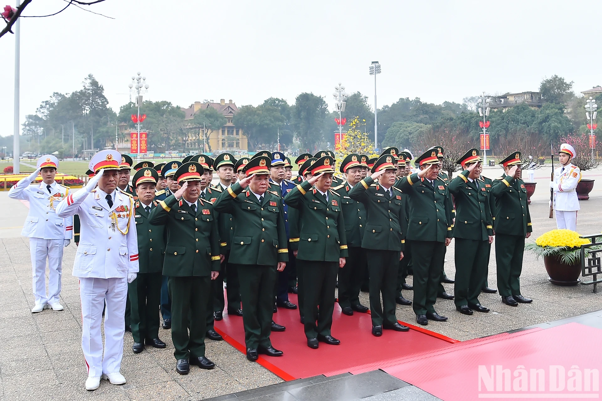 [Ảnh] Các đồng chí lãnh đạo, nguyên lãnh đạo Đảng, Nhà nước vào Lăng viếng Chủ tịch Hồ Chí Minh ảnh 7