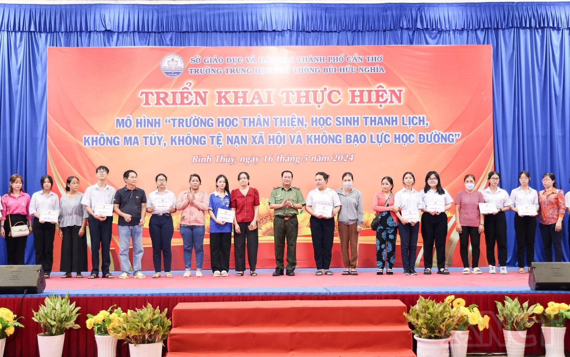 thieu-tuong-nguyen-van-thuan-giam-doc-cong-an-tp-can-tho-truong-ban-chi-dao-thuc-hien-mo-hinh-truong-hoc-than-thien-hoc-sinh-thanh-lich-khong-ma-tuy-khong-te-nan-xa-hoi-va-khong-bao-luc-hoc-duong-.jpg