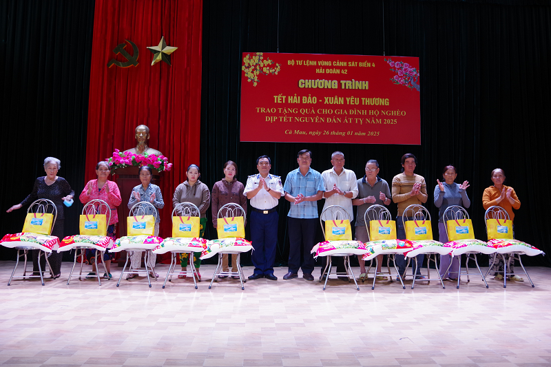 dong-chi-trung-ta-trinh-minh-hien-btdu-chinh-uy-hai-doan-va-dai-dien-ubmttq-thi-tran-nam-can-trao-tang-qua-cho-cac-ho-dan-ngheo.png