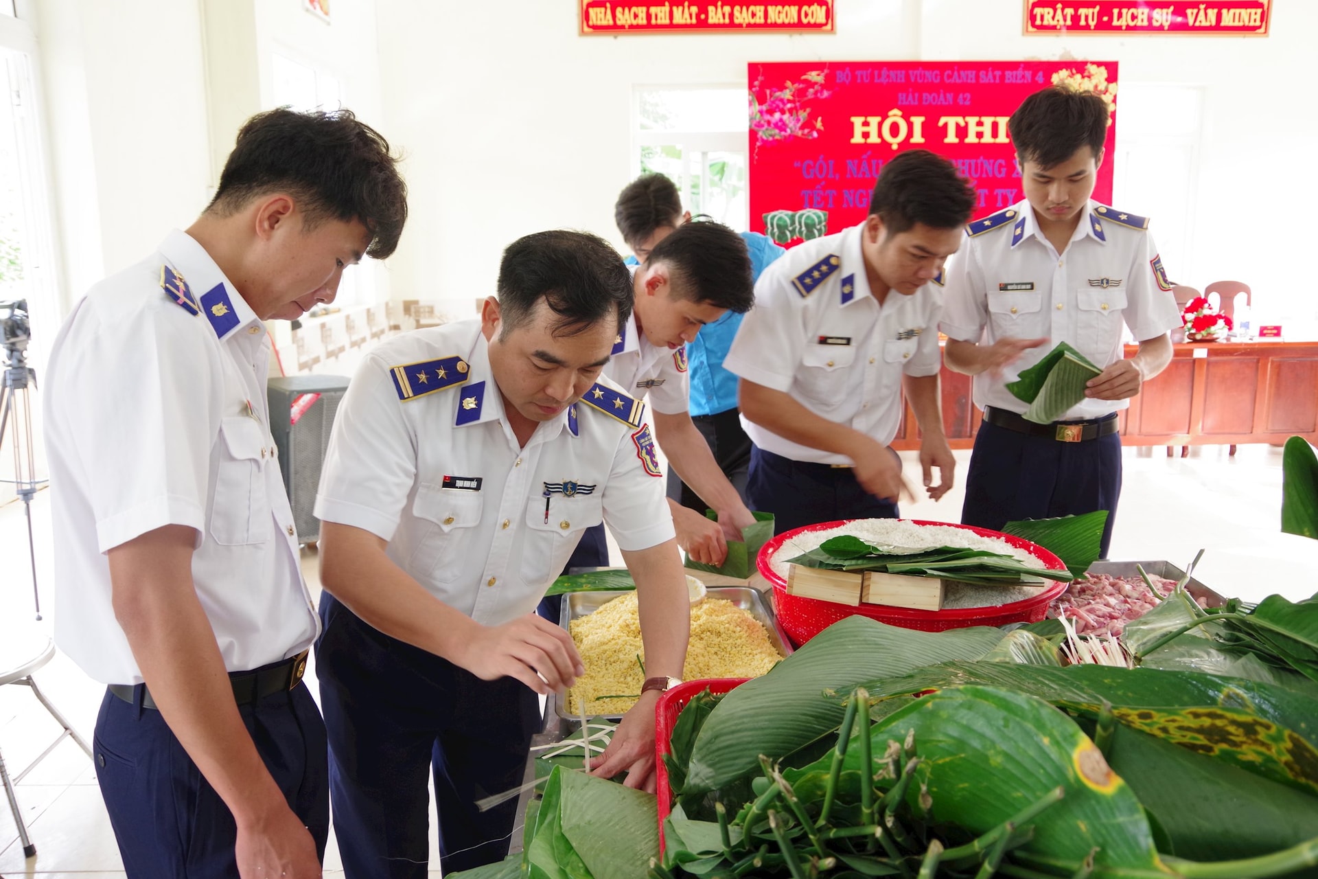 trung-ta-trinh-minh-hien-btdu-chinh-uy-hai-doan-huong-dan-bo-doi-goi-banh-chung-xanh.jpg