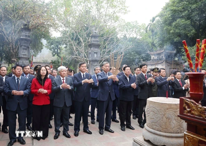 Tổng Bí thư Tô Lâm dâng hương tại Khu Di tích Quốc gia đặc biệt Cố đô Hoa Lư ảnh 1