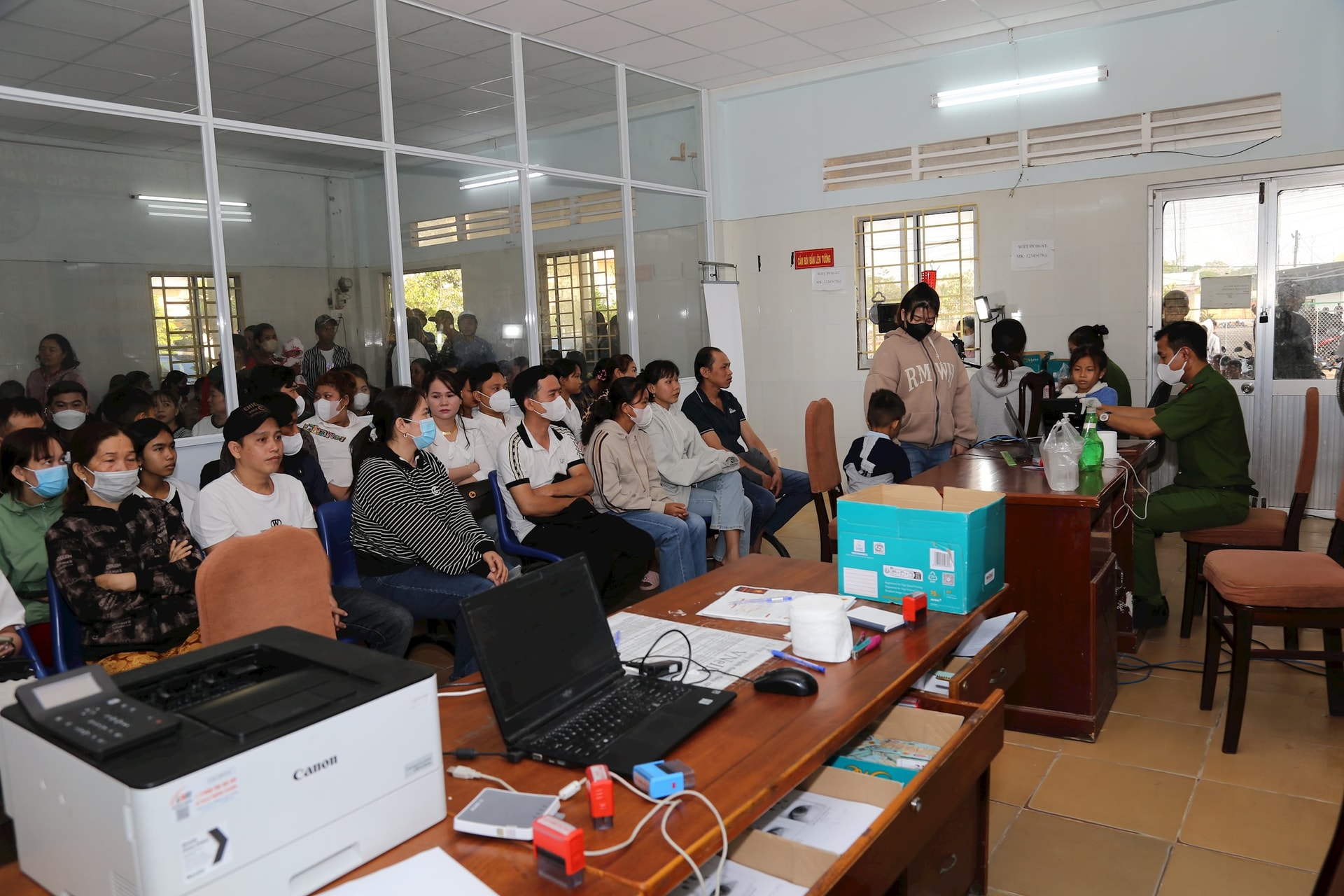 03.02.2025-bai-chu-dong-phuc-vu-nguoi-dan-den-lam-thu-tuc-cap-can-cuoc-va-dinh-danh-dien-tu-trong-ngay-lam-viec-dau-nam-1.2.jpg