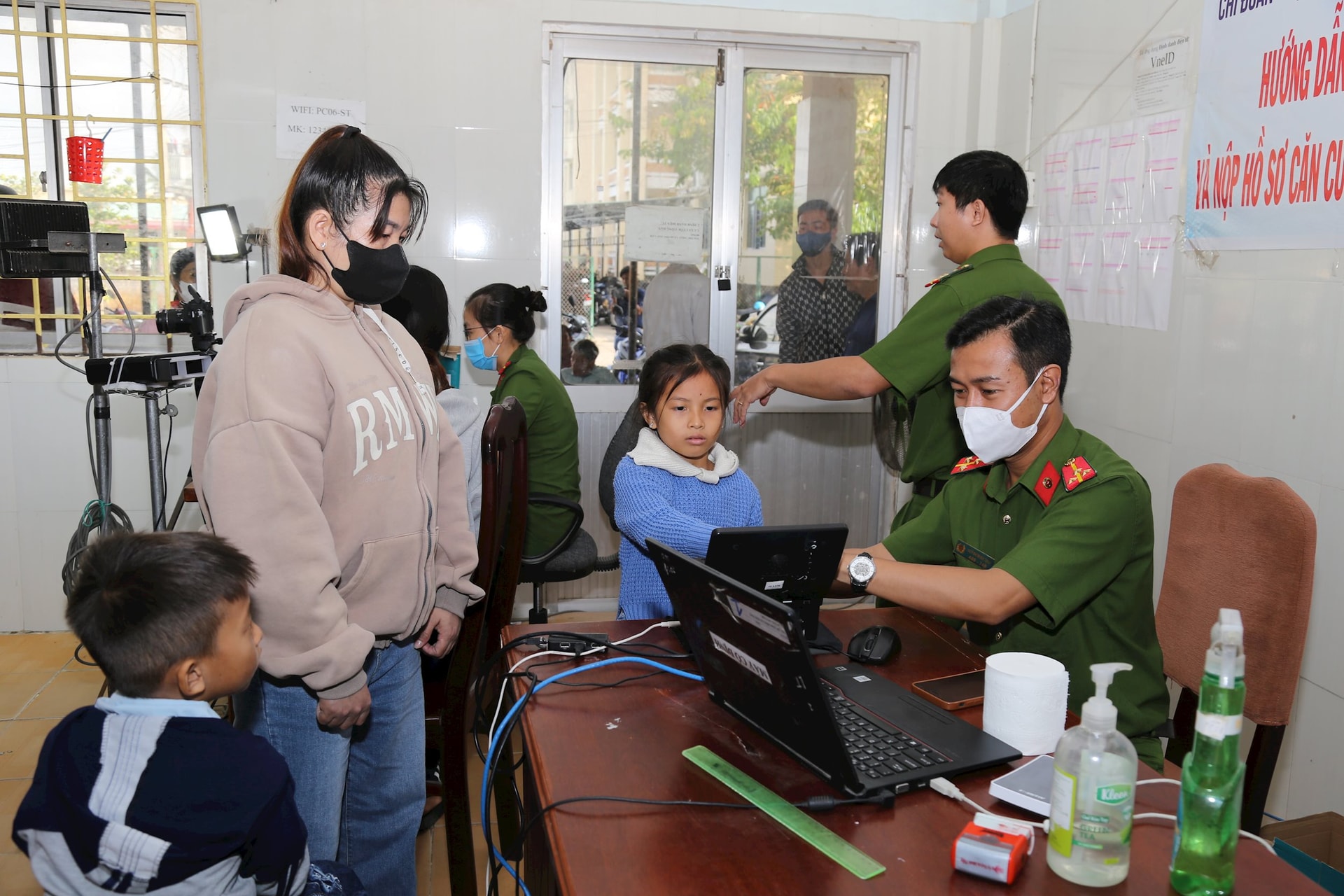 03.02.2025-bai-chu-dong-phuc-vu-nguoi-dan-den-lam-thu-tuc-cap-can-cuoc-va-dinh-danh-dien-tu-trong-ngay-lam-viec-dau-nam-3.jpg