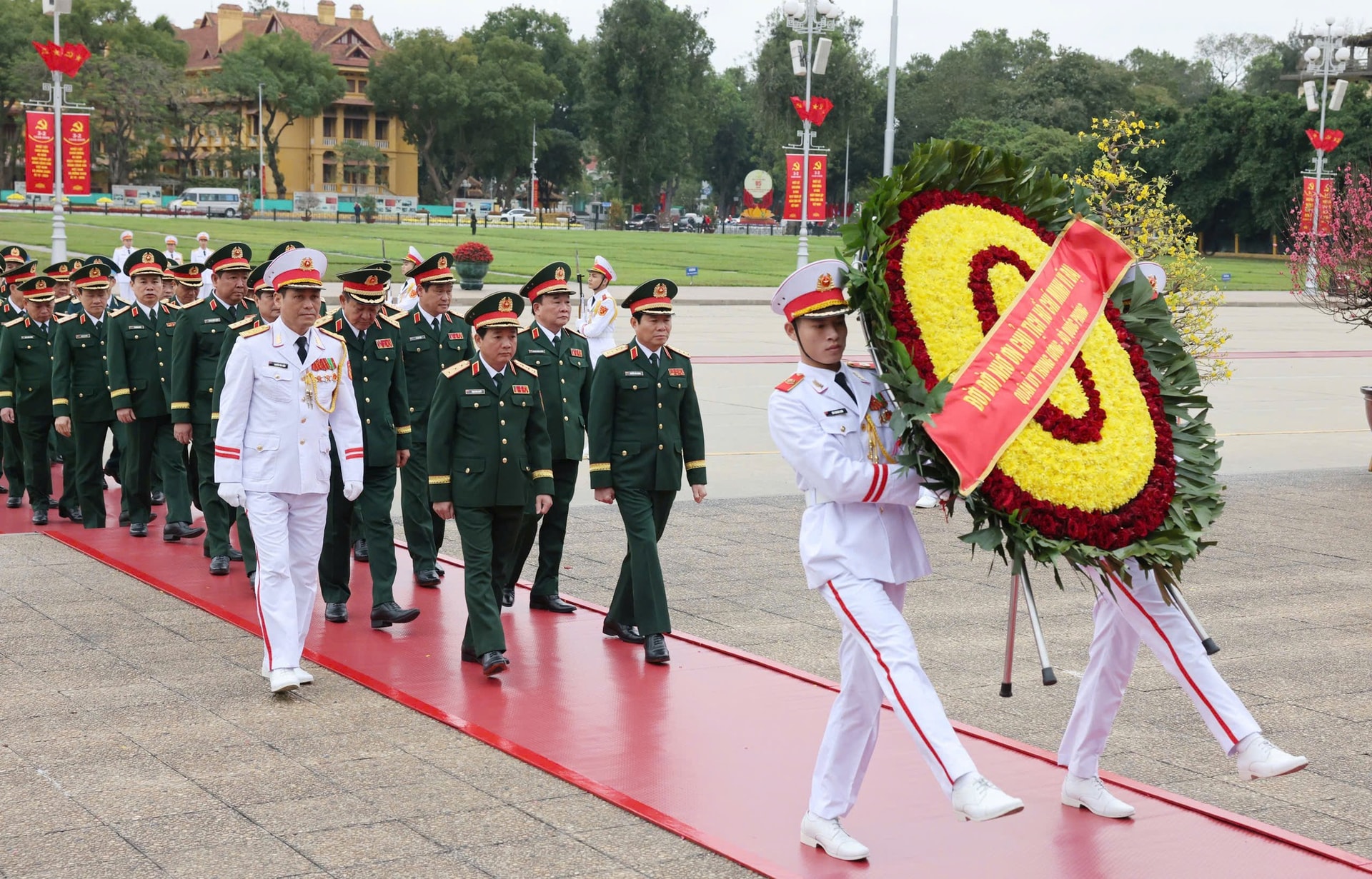 Lãnh đạo Đảng, Nhà nước vào Lăng viếng Chủ tịch Hồ Chí Minh nhân kỷ niệm 95 năm Ngày thành lập Đảng- Ảnh 2.