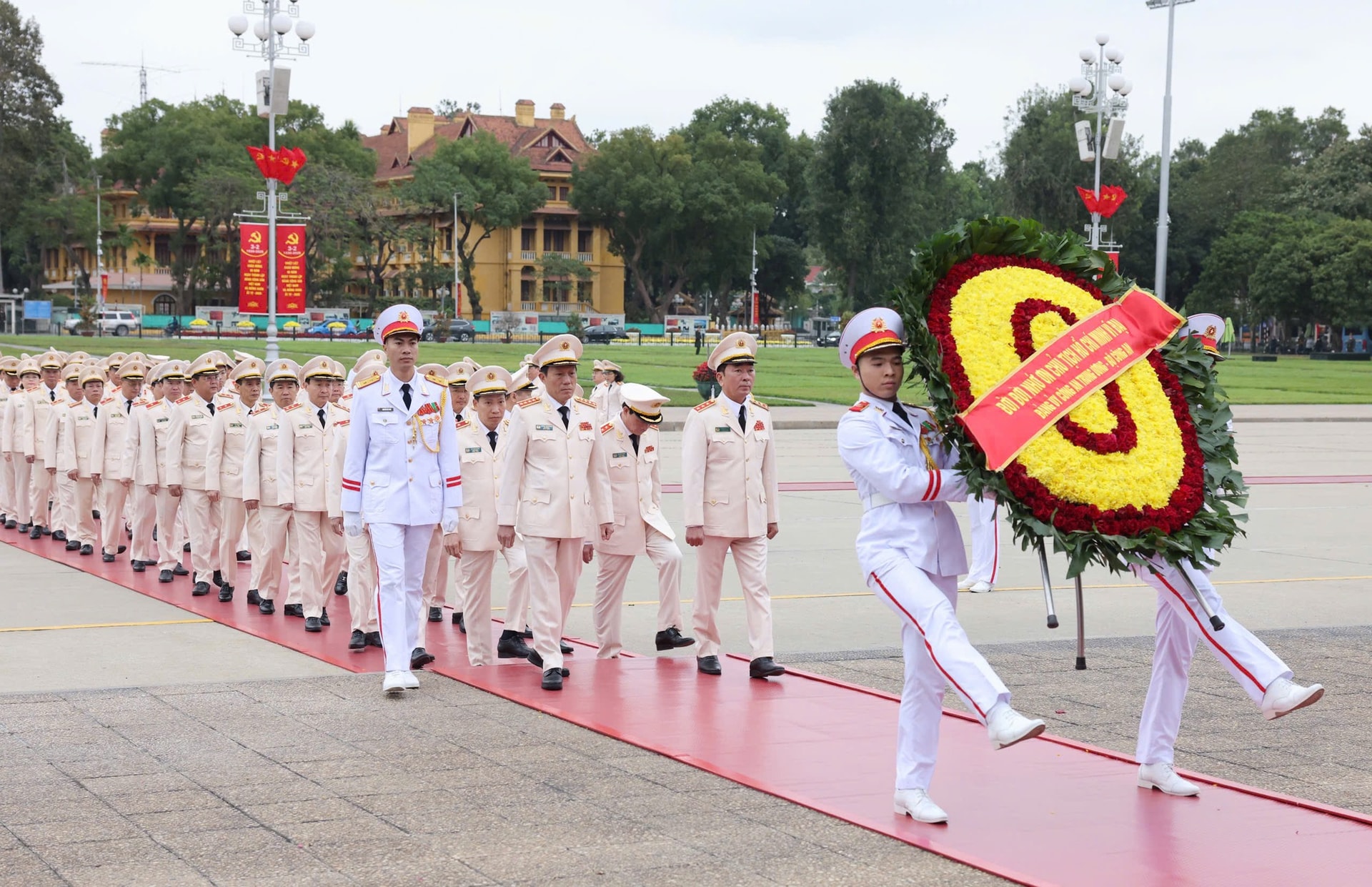 Lãnh đạo Đảng, Nhà nước vào Lăng viếng Chủ tịch Hồ Chí Minh nhân kỷ niệm 95 năm Ngày thành lập Đảng- Ảnh 3.