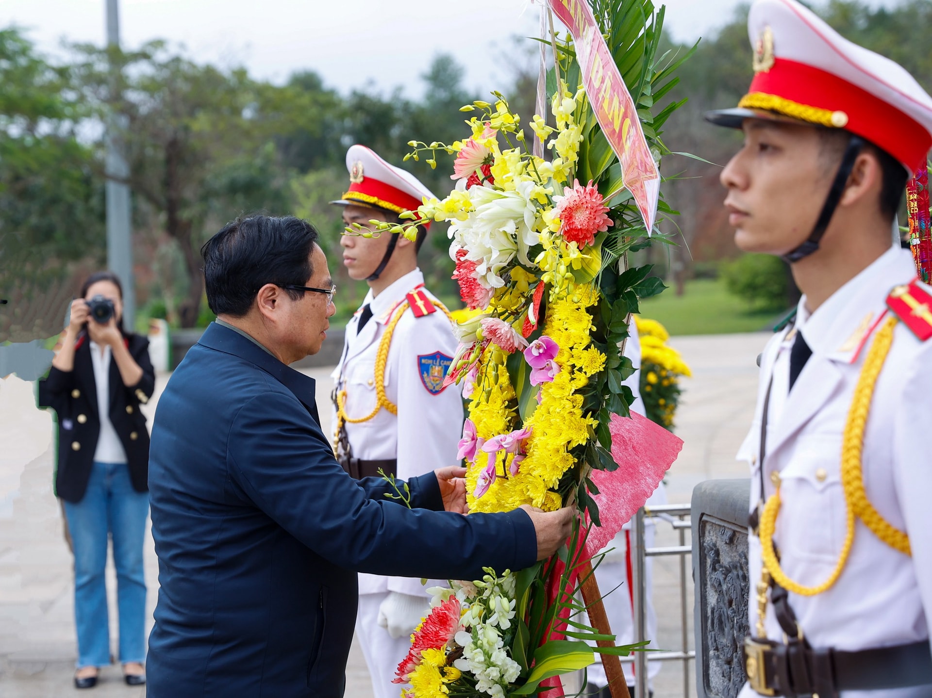 Thủ tướng dâng hương tri ân các anh hùng liệt sĩ và Mẹ Việt Nam anh hùng- Ảnh 6.