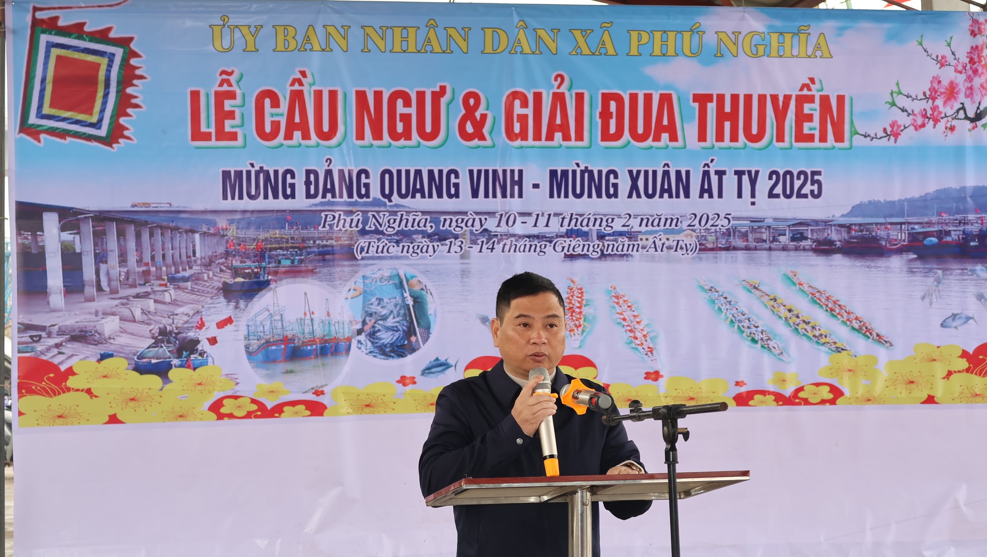 ong-bui-ngoc-phuc-pho-chu-tich-ubnd-xa-phu-nghia-phat-bieu-khai-mac-giai-dua-thuyen-nam-2025.jpg