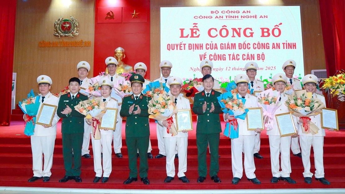 lanh-dao-cong-an-tinh-trao-quyet-dinh-chuc-mung-cac-dong-chi-nghi-cong-tac-truoc-han-tuoi-phuc-vu-cao-nhat-trong-cong-an-nhan-dan(1).jpg