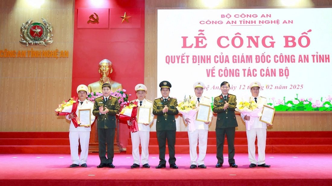 lanh-dao-cong-an-tinh-trao-quyet-dinh-dieu-dong-bieu-duong-04-dong-chi-pho-truong-cong-an-huyen-xung-phong-tinh-nguyen-den-nhan-cong-tac-va-giu-chuc-vu-chi-huy-cong-an-xa.jpg