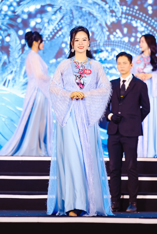 nguoi-dep-ta-thi-duyen-yeu-kieu-va-nen-na-trong-trang-phuc-ao-dai-cua-ntk-tony-pham.png