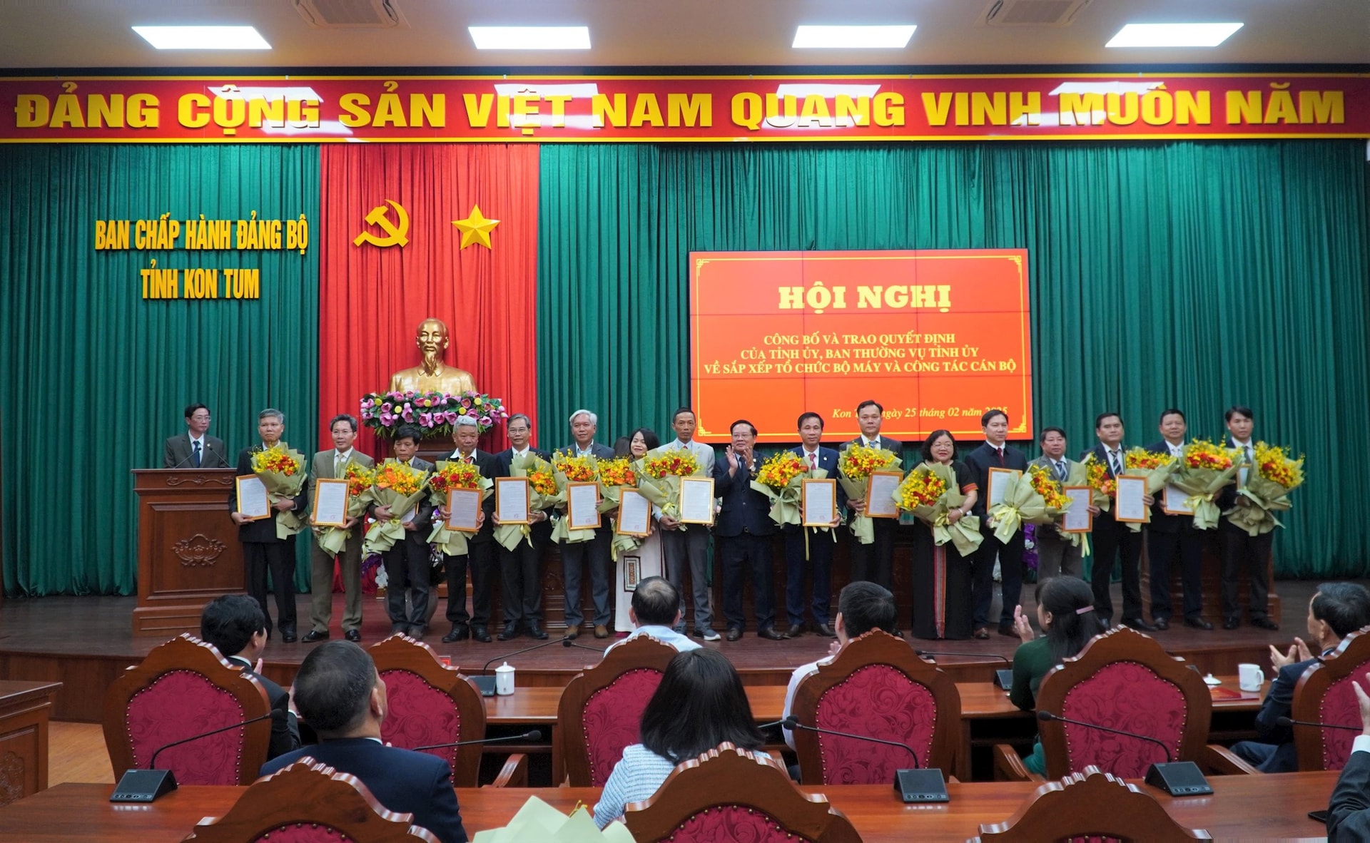 9.lanh-dao-cac-co-quan-chuyen-mon-truc-thuoc-ubnd-tinh-sau-khi-sap-nhap-ra-mat-nhan-nhiem-vu.-2-.jpg