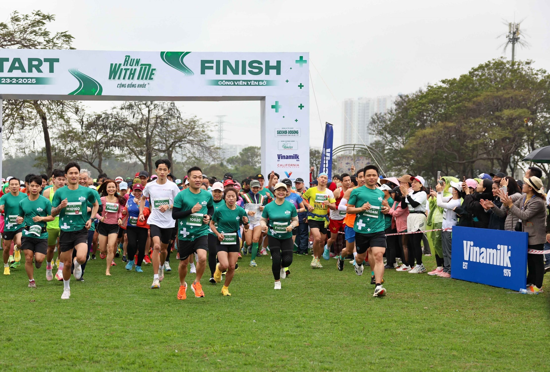 Vinamilk đồng hành cùng hơn 1000 các y bác sĩ, nhân viên y tế, runner tham gia giải “Run With Me - Cộng Đồng Khỏe”.