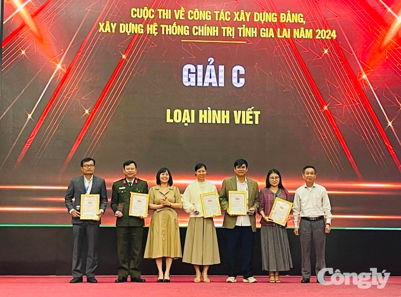 W_gia-lai-trao-giai-cuoc-thi-cong-tac-xay-dung-dang-xay-dung-he-thong-chinh-tri-nam-2024.jpg