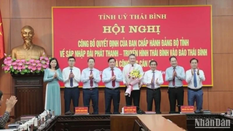 Lãnh đạo tỉnh Thái Bình tặng hoa chúc mừng các đồng chí được bổ nhiệm giữ chức vụ tại báo Thái Bình sau sáp nhập.