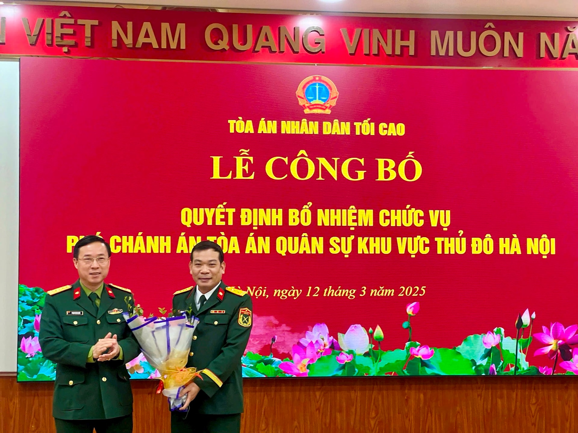 dai-ta-pham-minh-khoi-ca-taqstdhn-tang-hoa-chuc-mung.jpg