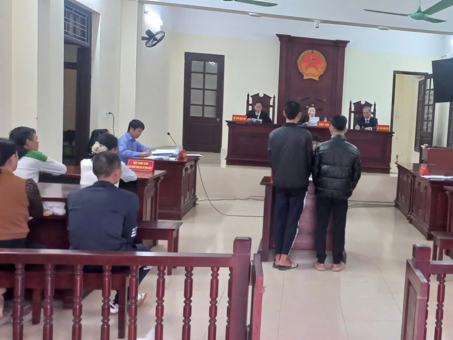 Vô cớ chém người, hai thanh niên lĩnh án