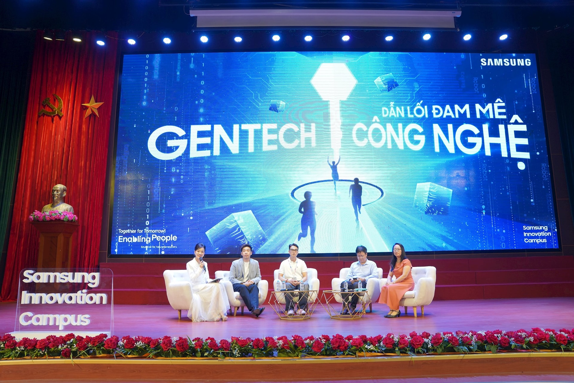 hoi-thao-dem-den-cho-cac-ban-hoc-sinh-sinh-vien-nhieu-thong-tin-huu-ich-ve-dinh-huong-phat-trien-nghe-nghiep.jpg