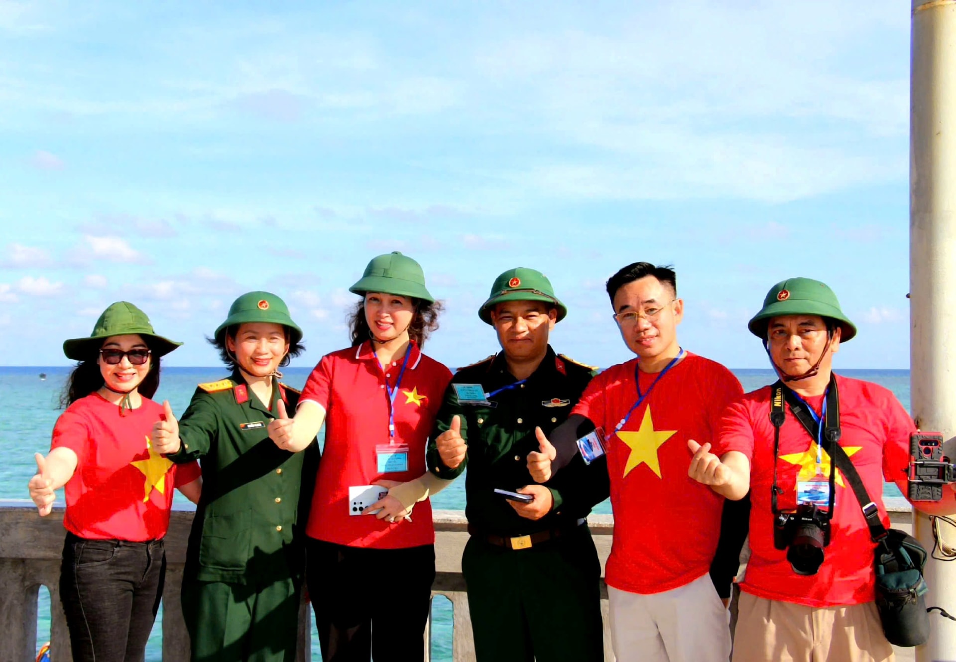 nha-bao-hang-cung-dong-nghiep.jpg