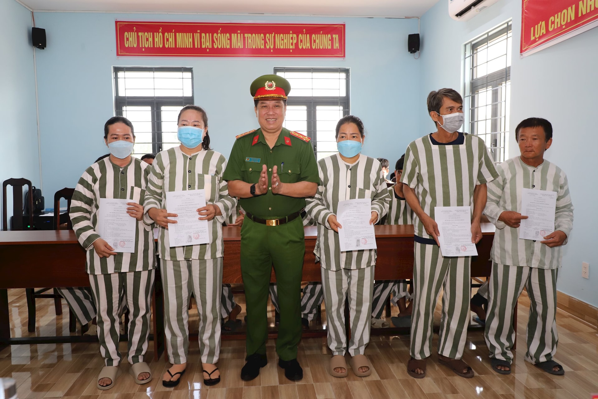 01-5-2025-tin-soc-trang-le-cong-bo-quyet-dinh-dac-xa-nam-2025-cho-20-pham-nhan-1-.jpg