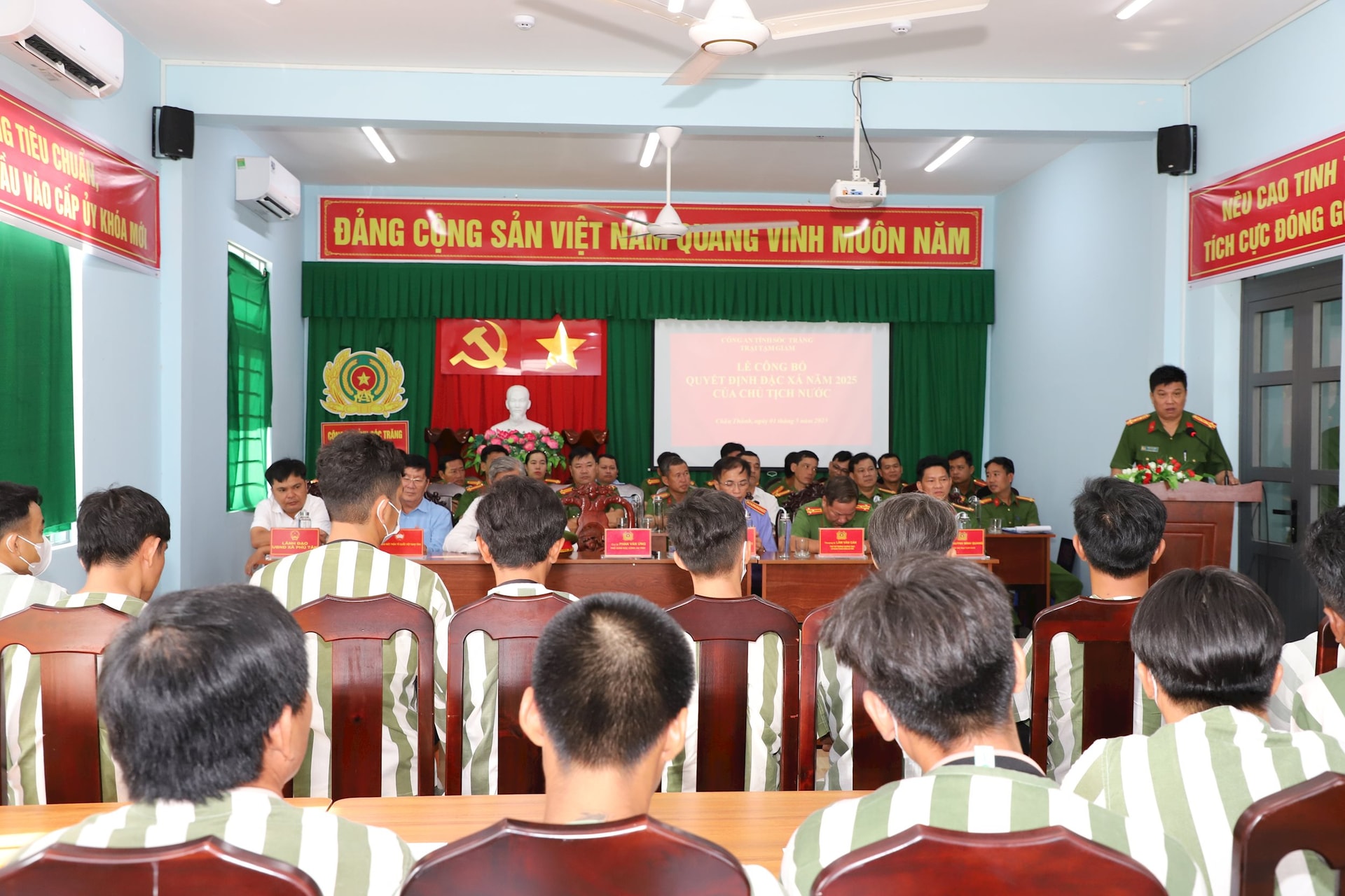 01-5-2025-tin-soc-trang-le-cong-bo-quyet-dinh-dac-xa-nam-2025-cho-20-pham-nhan-1-1.jpg