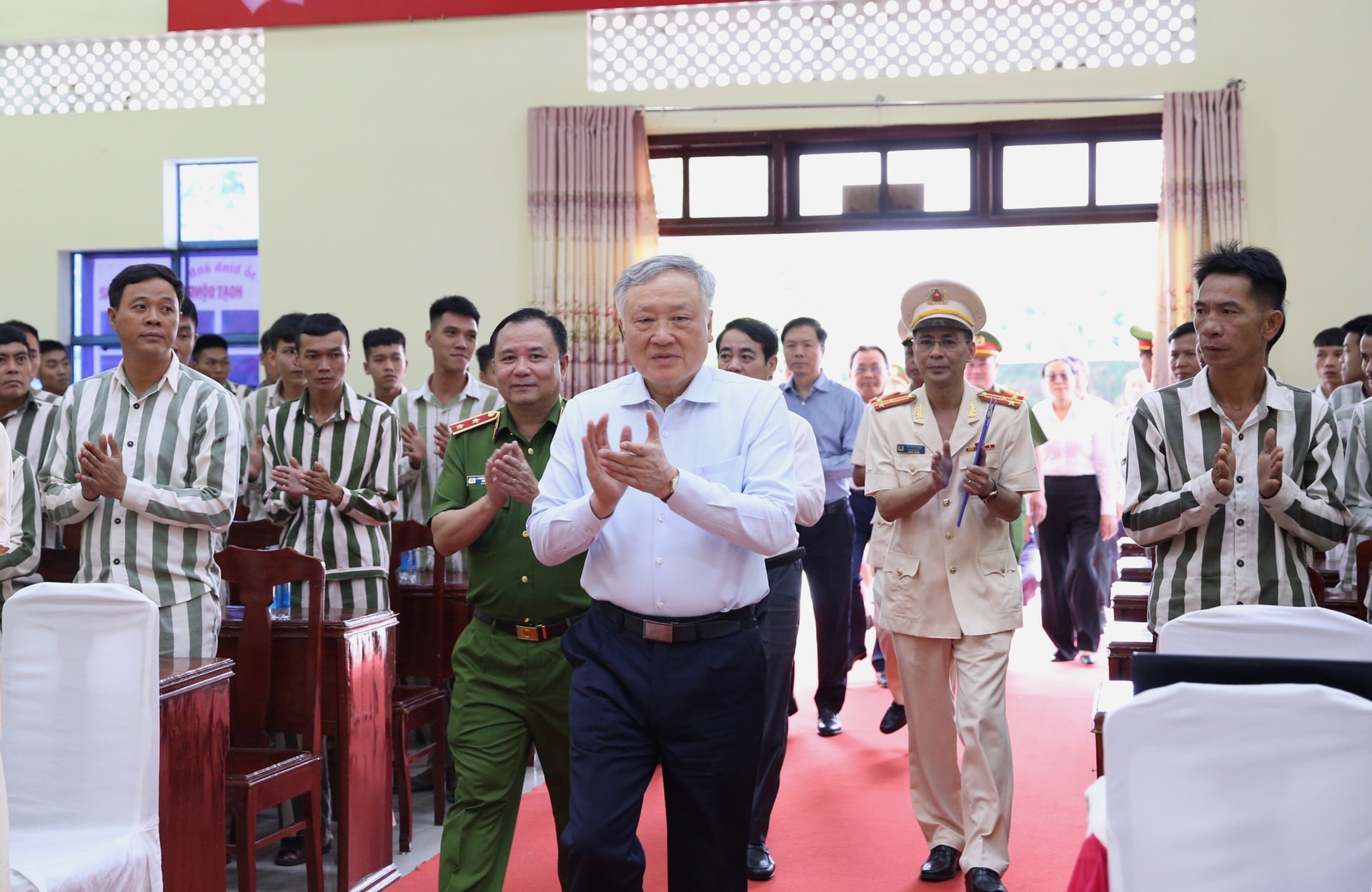 Phó Thủ tướng Thường trực Nguyễn Hòa Bình dự Lễ công bố quyết định đặc xá tại Trại giam A2- Ảnh 2.