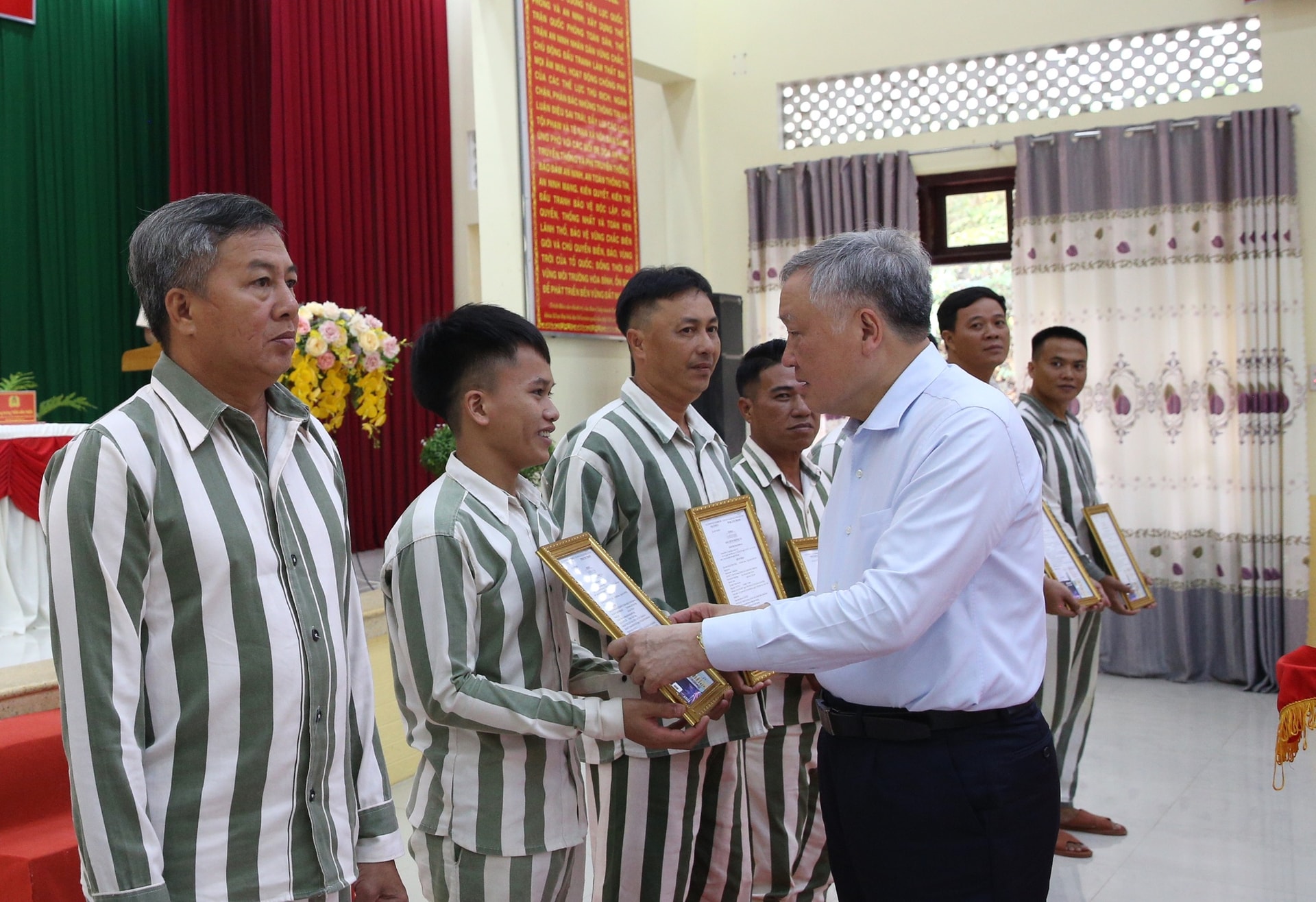 Phó Thủ tướng Thường trực Nguyễn Hòa Bình dự Lễ công bố quyết định đặc xá tại Trại giam A2- Ảnh 7.