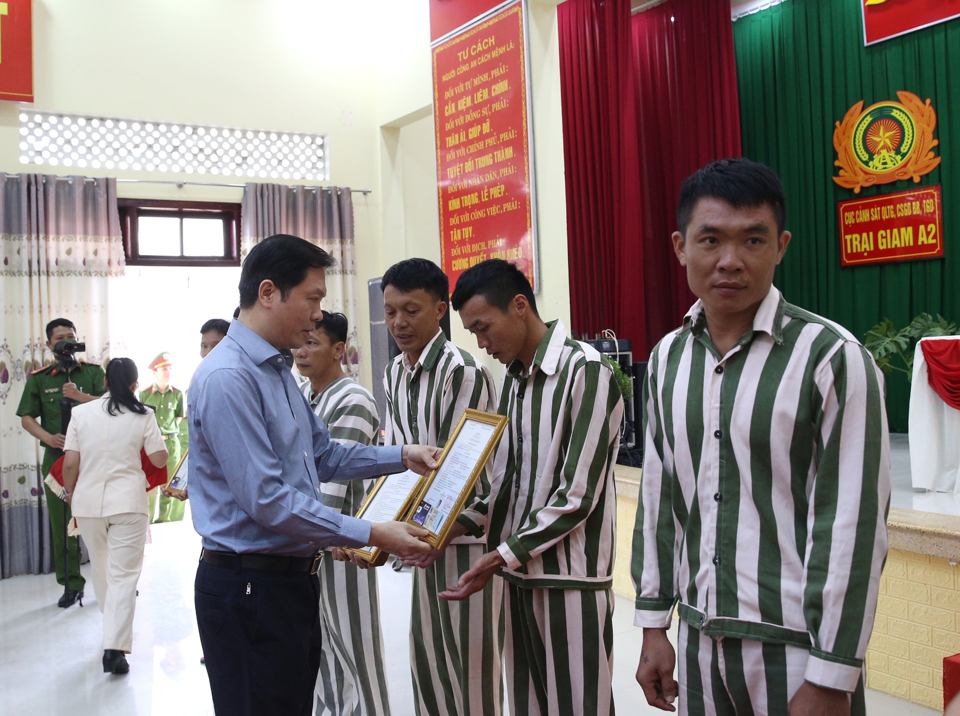 Phó Thủ tướng Thường trực Nguyễn Hòa Bình dự Lễ công bố quyết định đặc xá tại Trại giam A2- Ảnh 8.