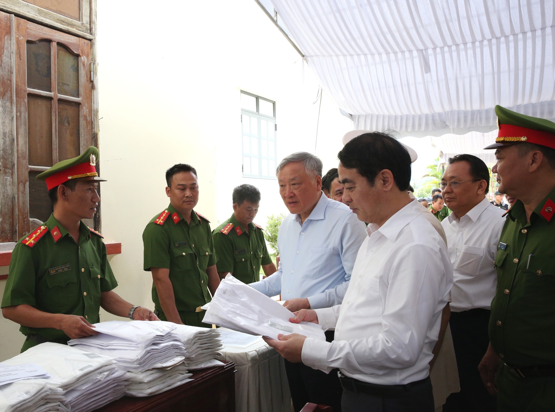 Phó Thủ tướng Thường trực Nguyễn Hòa Bình dự Lễ công bố quyết định đặc xá tại Trại giam A2- Ảnh 6.