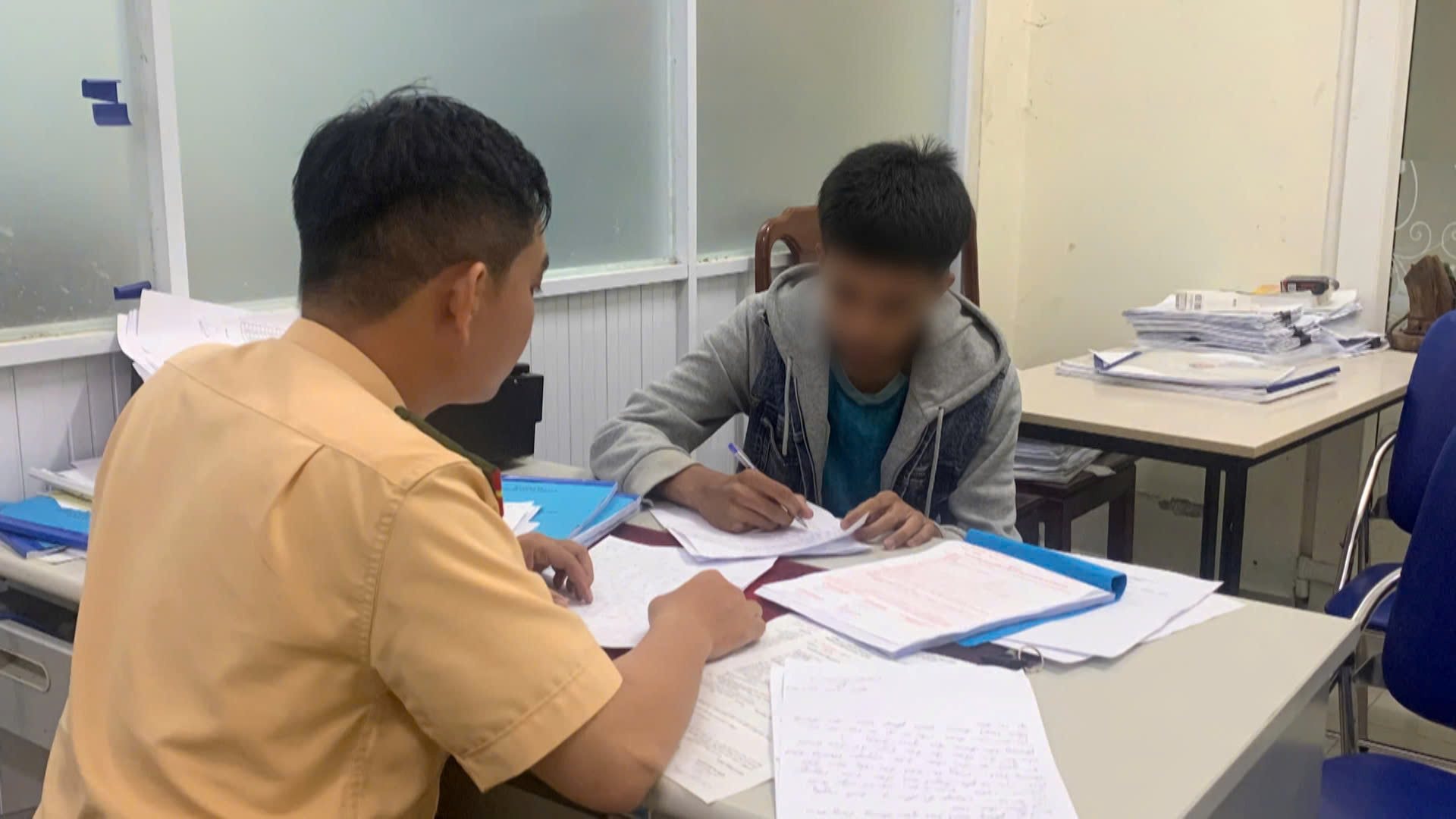 anh-1-to-chong-dua-xe-trai-phep.jpg