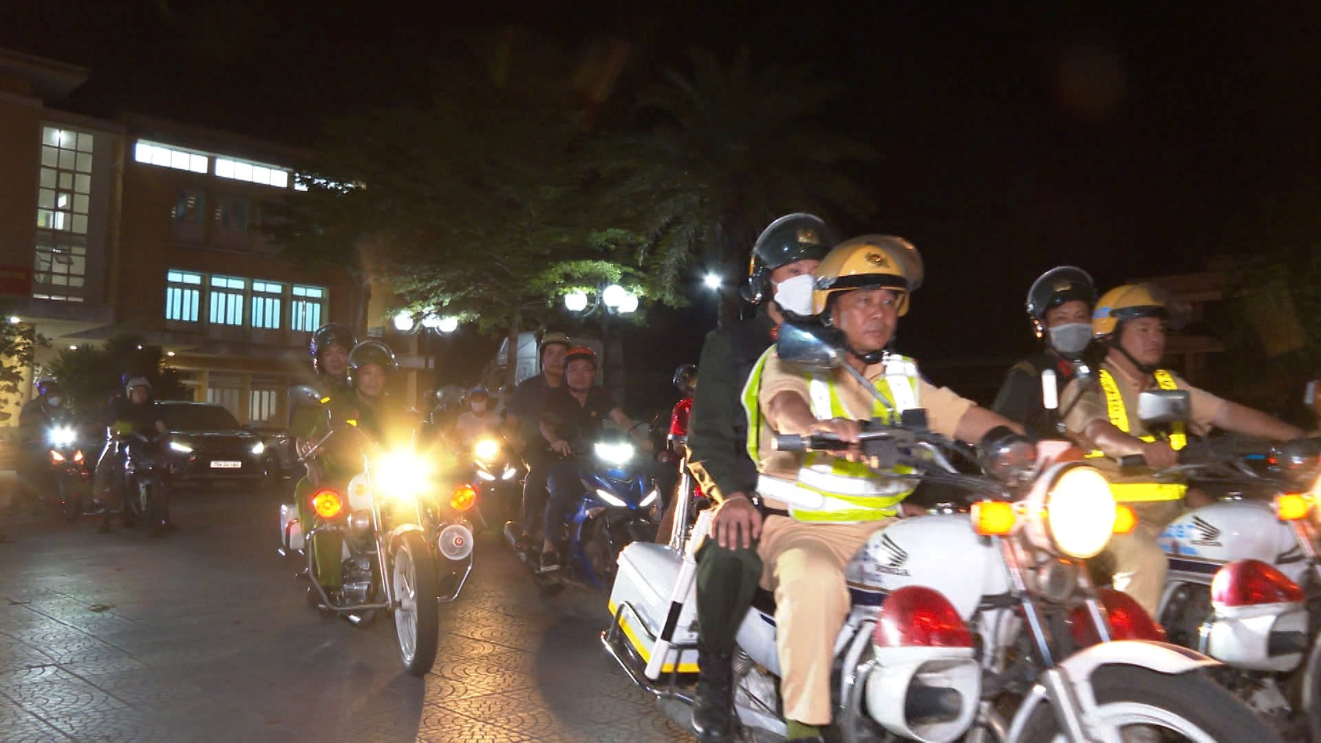 tuan-tra-cong-khai-ket-hop-bi-mat-hoa-trang-ngan-chan-dua-xe-o-hue-1746528731847670357950.jpg
