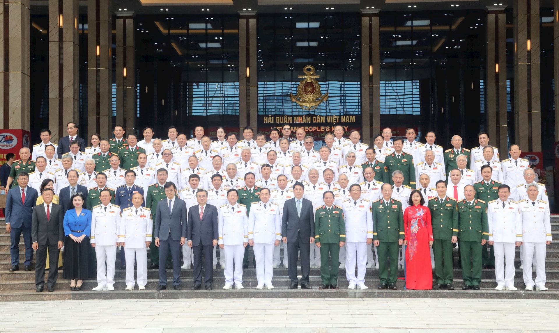 chu-tich-nuoc-chup-anh-luu-niem-voi-cac-dai-bieu-du-buoi-le-ky-niem.jpg